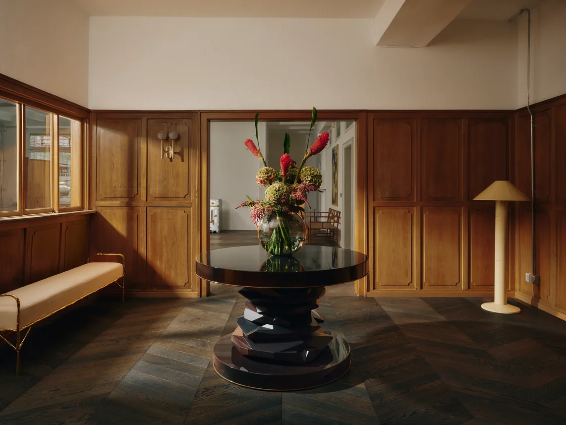 Entrance hall at Le Comptoir with a sculptural round table and flowers. Photo: Conny Mirbach