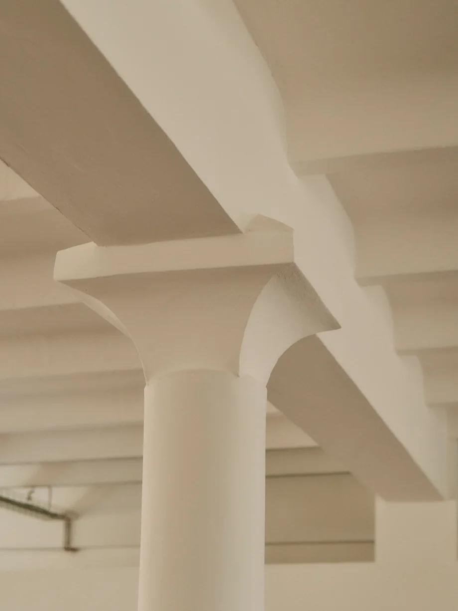 White column and ceiling beams of the former fabric trading house. Photo: Conny Mirbach